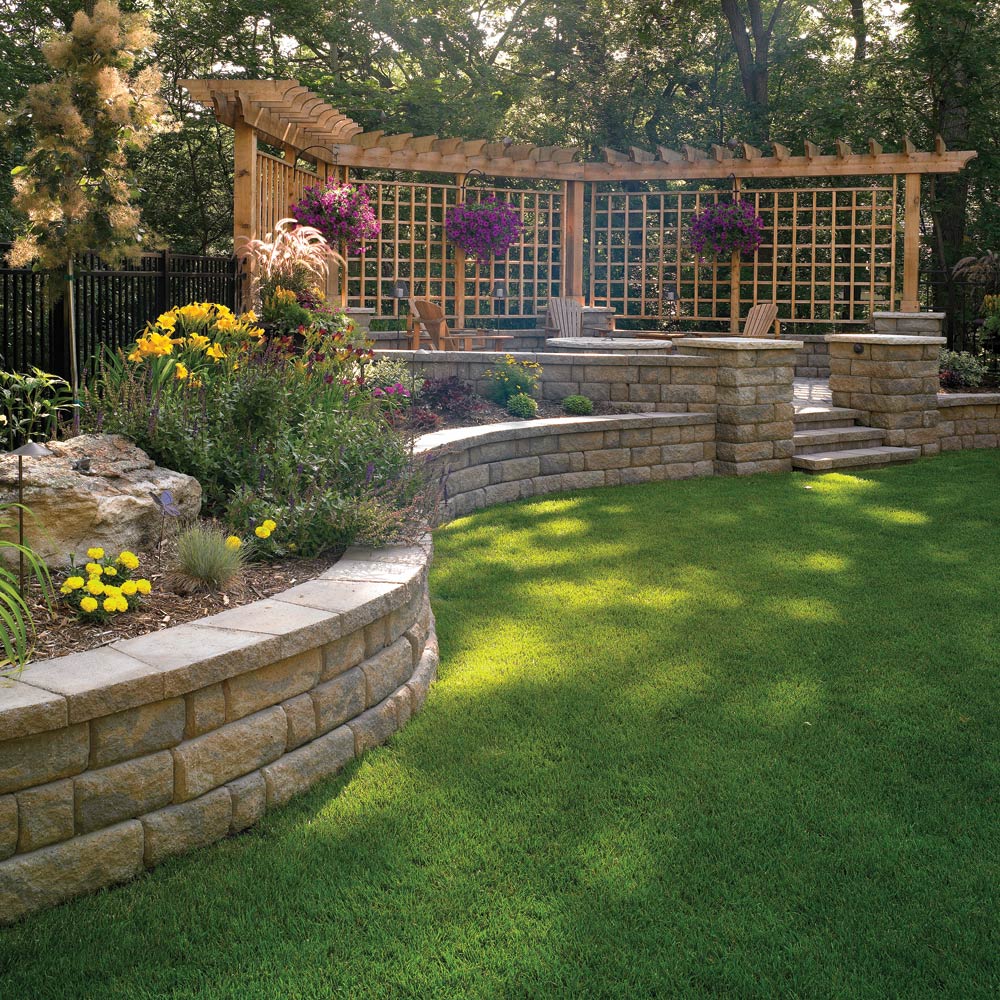 Concrete retaining wall